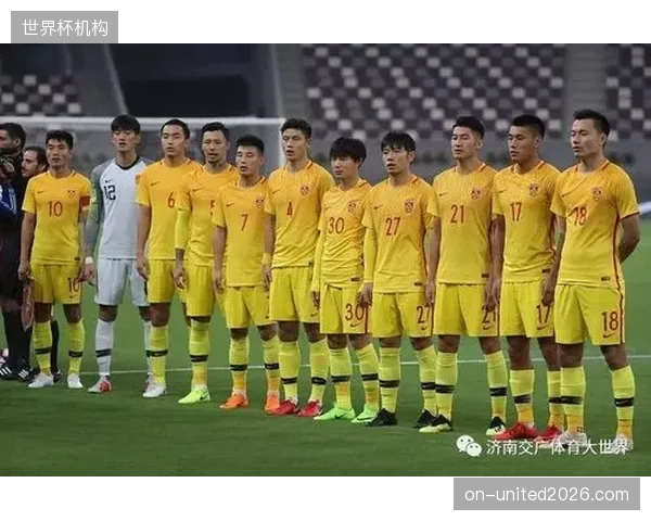 卡塔尔队的三中卫体系对中场球员的跑动能力要求极高，他们需要覆盖巨大面积以弥补防守空当。